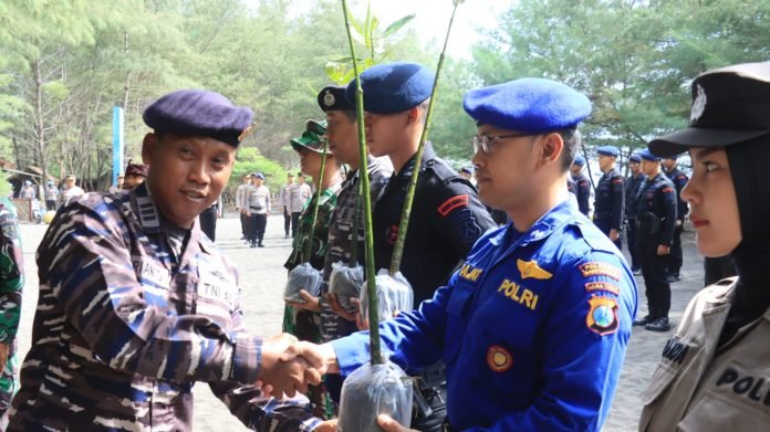 Rayakan HUT Ke-73 Polairud dan HUT Brimob Ke-78; Polisi Tanam 2.000 Ribu Bibit Pohon Mangrove di Banyuwangi