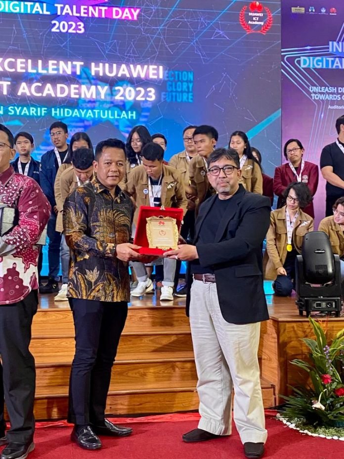 Rektor USU Raih Penghargaan Pembinaan Talenta Digital dari KSP-Huawei