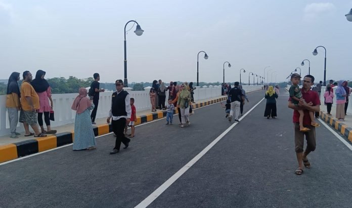 Resmi Jembatan Walahar Difungsikan Warga tak Sia-siakan Kesempatan Foto Selfie