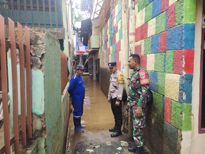 SIAGA BANJIR, BABINSA KORAMIL 01/JATINEGARA PANTAU LUAPAN AIR SUNGAI CILIWUNG