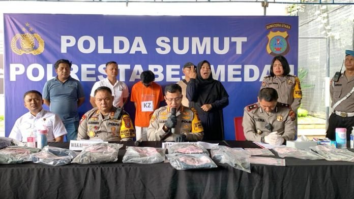 Kapolrestabes Medan, Kombes Teddy Jhon Marbun saat paparan pembunuhan pemilik usaha pencucian mobil di Doorsmeer Maju Service Station. (Foto Ist