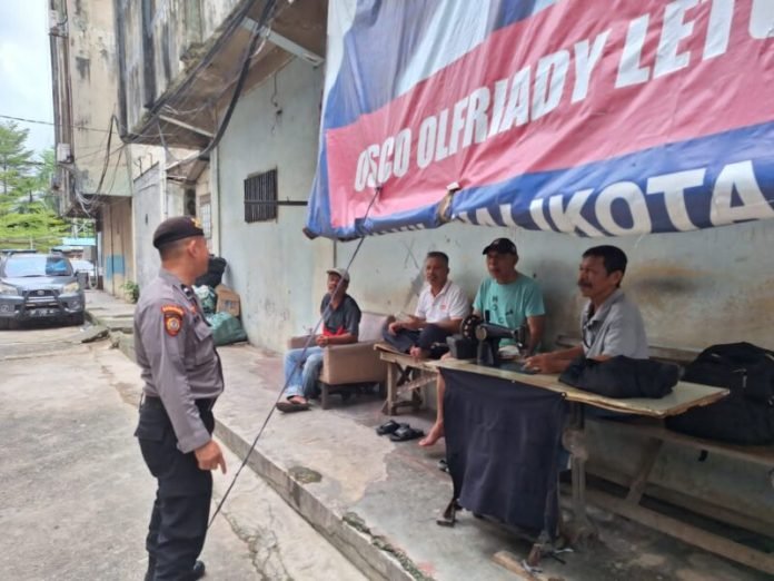 Sambang , Dialogis Personil Polsek Batu Ampar Dengan Masyarakat Ajak Bersama Sama Menjaga Situasi Kamtibmas Aman Dan Kondusif.