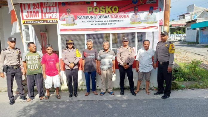 Personil Sat Binmas Polres Siantar Laksanakan Sambang Ke Pos Kamling Jalan Seram Bawah