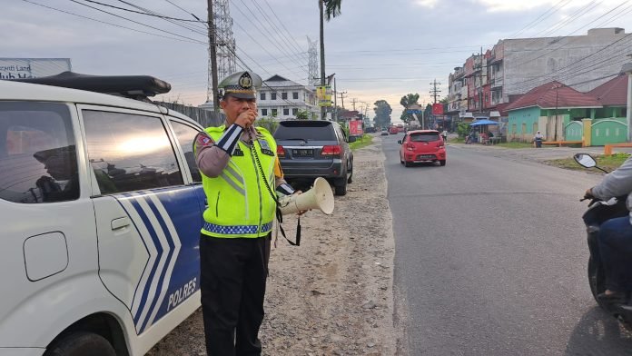Sat lantas polres simalungun penyuluhan keliling tertib berlalulintas di jalan asahan 