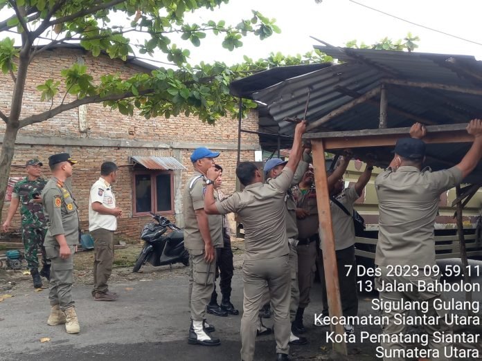 Satpol PP Pematang Siantar Bongkar 2 Unit  Kios Liar 