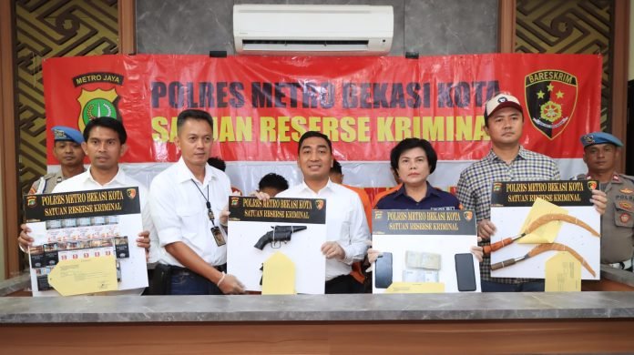 Satreskrim Polres Metro Bekasi Kota Ciduk Empat Pria Pelaku Perampokan Minimarket bersama Sepucuk Senpi Rakitan