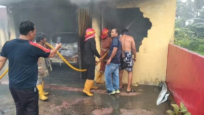 Sebanyak 5 unit Armada Pemadam Kebakaran Disdamkarmat Pematang Siantar dikerahkan Padamkan Kebakaran di Jalan Lau Cimba 