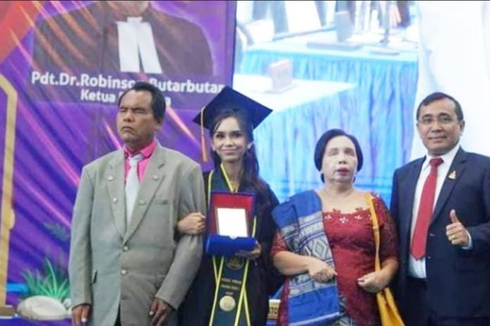 Septiana Hirawati Pasaribu, Putri Pasangan Tunanetra Raih Prestasi Cumlaude