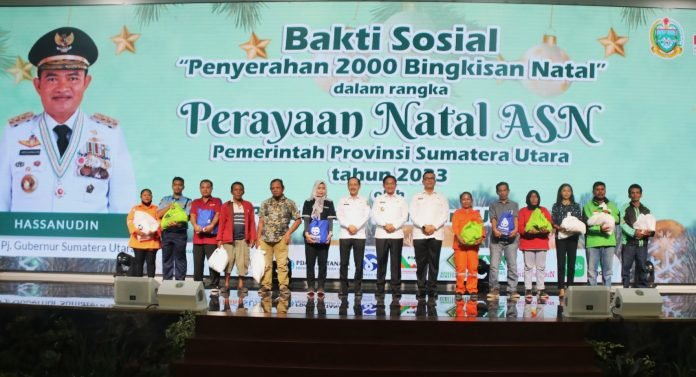 Serahkan Bingkisan Natal ke Masyarakat Kurang Mampu, Pj Gubsu Harap Kesadaran Saling Bantu Semakin Tinggi