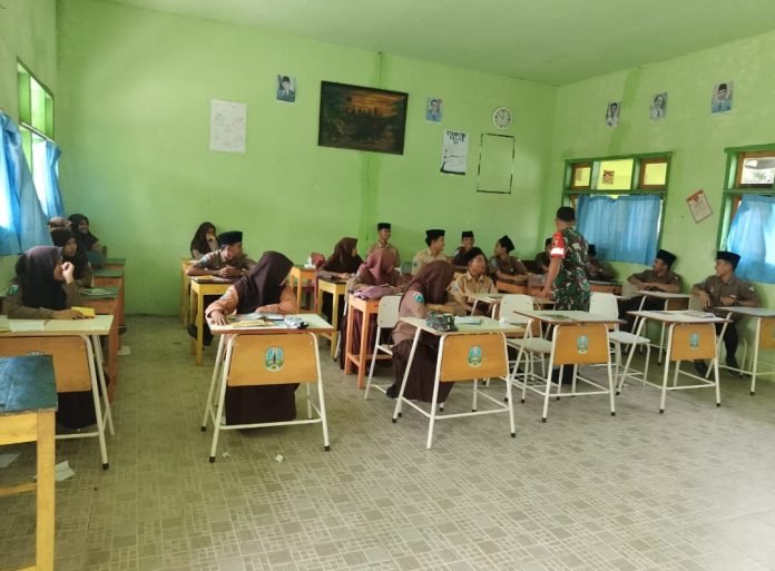 Serma Abd Rahman Berikan Wasbang di SMK MIFTAHUL KHOIR