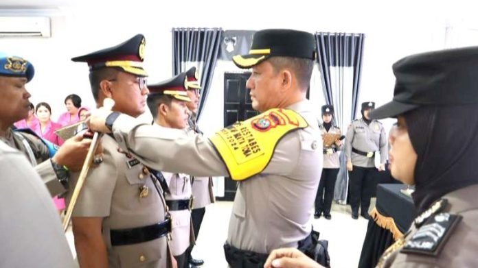 Kapolrestabes Medan Kombes Valentino Tatareda memimpin serah terima jabatan Kasatlantas Polrestabes Medan Kompol Rikki Ramadan digantikan oleh Kompol Andika Purba.
