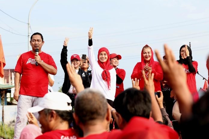 Siti Atikoh Senam Pagi dan Bagikan Telur ke Ibu-Ibu di Semarang