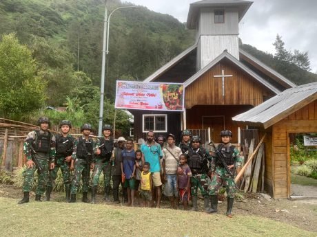 Songsong Natal : Pos Beoga Satgas Mobile Raider 300 Persiapan Natal Bersama Masyarakat