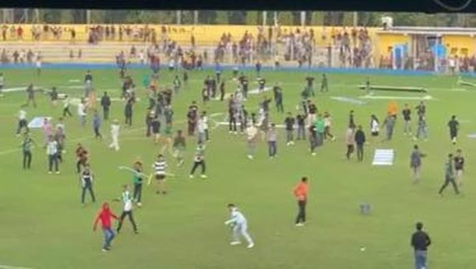 Suporter Rusak Gawang hingga Lempar Pelatih PSMS Usai Ditahan Imbang PSPS