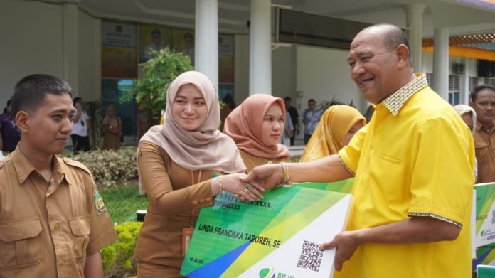 Syah Afandin Menyerahkan BPJS Ketenagakerjaan Bagi Operator Sekolah dan Kecamatan di Langkat