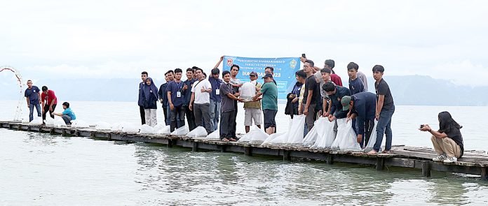 Tabur Benih IKan, Mahasiswa/I Fakultas Perikanan UNDHAR Gelar Inagurasi dan PkM di Samosir