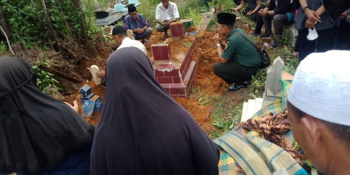 Takziah Kekerabat Lama, Ustadz Sam Pimpin Do’a Jenazah Hingga Ke Pemakaman