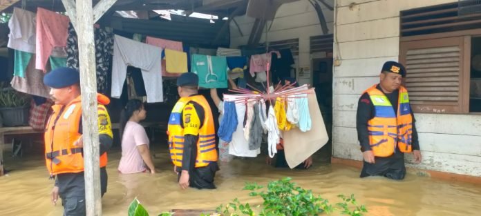 Tim SAR Brimob Aramiyah Bantu Evaluasi Warga Korban Banjir di Desa Pondok Pabrik