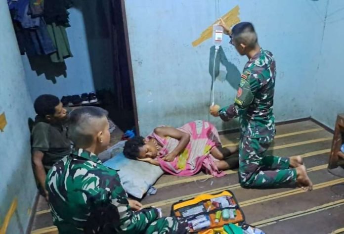 Trabas Sungai dan Rawa, Satgas Yonif 310/KK Obati Warga