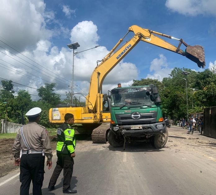 Truck Kontainer Beroda 14 Terbalik di Tjilik Riwut KM 10 Setelah Hindar Separator Jalan 1