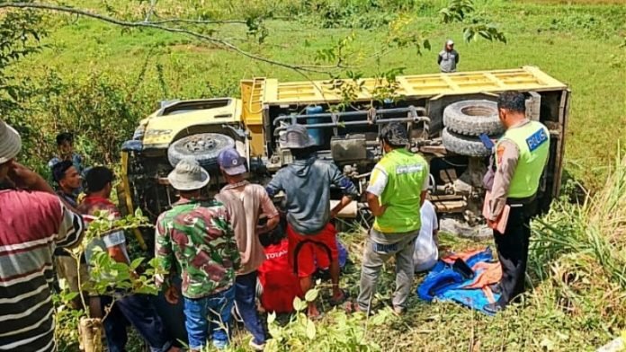 Truk Masuk Jurang Karena Jalan Amblas di Lobu Siregar II Taput