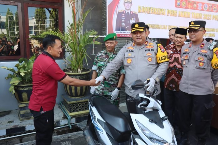 Ungkap Kasus Curanmor, Kapolres Pamekasan Mengembalikan Motor Kepada Pemiliknya