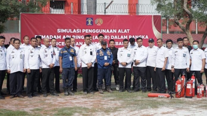 Upaya Menjaga Kesiapan dalam Menghadapi Kebakaran, Rutan Cipinang Gelar Simulasi Penggunaan APAR