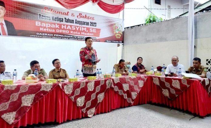 Usai Reses, Ketua DPRD Medan Tinjau Lobang Parit Menganga di Medan Area
