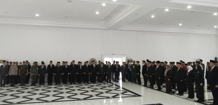 Wajib Mengenakan Jas Saat Dilantik, Bupati Aep: Biar Cakep