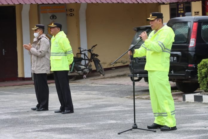 Wakapolres Pematang Siantar Temukan Ini Saat Cek Kelengkapan Jas Hujan Personil untuk Kesiapan Operasi Lilin Toba 2023