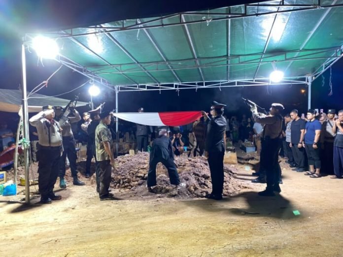 Wakapolresta Barelang Pimpin Upacara Pemakaman Secara Kedinasan Personil Polresta Barelang Alm. Briptu Andri Syahputra.