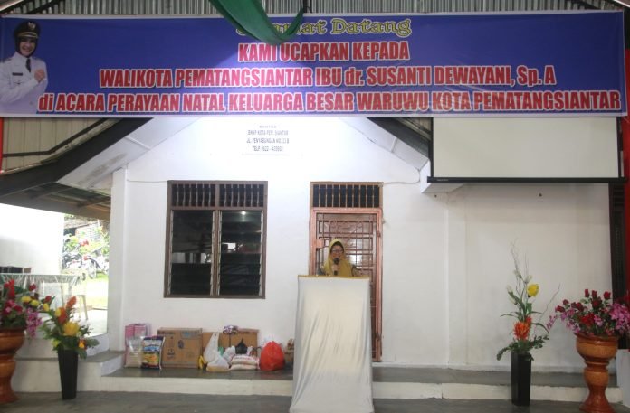 Wali Kota Bersama Wakil Ketua Komisi I DPRD Kota Pematang Siantar Boy Iskandar Warongan SSos MSP Menghadiri Perayaan Natal Bersama Keluarga Besar Waruwu Siantar-Simalungun