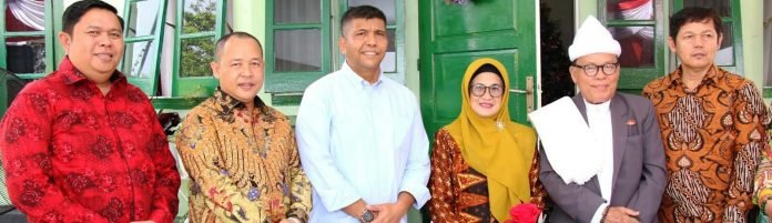 Wali Kota Susanti Dewayani (tiga kanan) menghadiri undangan Open House syukuran Hari Natal 2023 dari Danrem 022/PT Kolonel Inf Agustatius Sitepu (tiga kiri) di rumah dinas Danrem 022/PT, Jl. Kartini, Kota Pematangsiantar, Selasa (26/12).(Waspada-Ist).