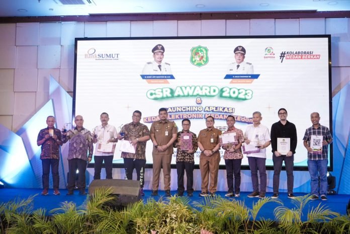 Wali Kota Medan Bobby Nasution Berikan Penghargaan CSR Award Wali Kota Medan Bobby Nasution Berikan Penghargaan CSR Award