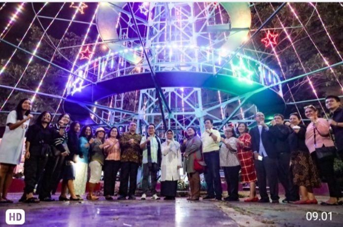 Wali Kota Pematang Siantar dr. Susanti Dewayani SpA Bersama Panitia Natal Oikumene Menyalakan Pohon Terang, di Jalan Gereja