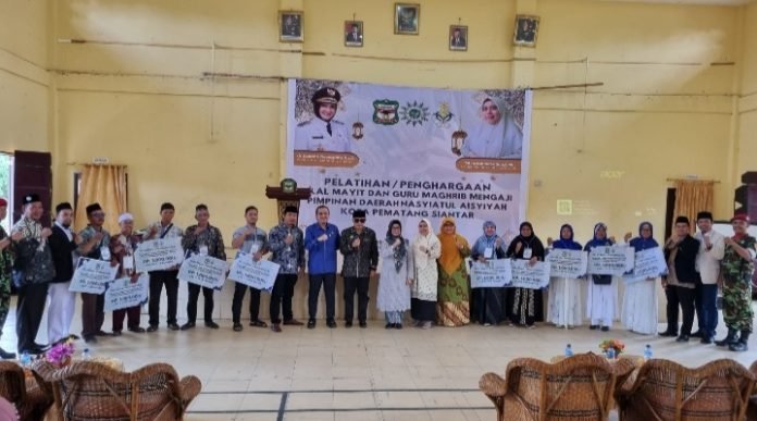 Wali Kota Pematang Siantar dr. Susanti Dewayani SpA Hadiri Pelatihan/Santunan Bilal Mayit & Guru Maghrib Mengaji