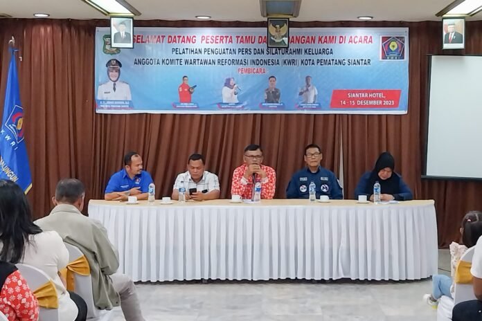 Wali Kota Pematang Siantar dr Susanti Dewayani SpA diwakili Staf Ahli Wali Kota Bidang Pembangunan Drs Daniel Siregar,  Hadiri Acara Pelatihan Penguatan Pers & Silaturahmi Keluarga Anggota Komite Wartawan Reformasi Indonesia
