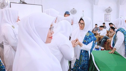 Wali Kota Siantar dr Susanti Dewayani SpA saat berikan ucapan selamat kepada pengurus yang dilantik