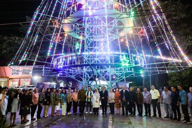 Wali Kota Siantar bersama Panitia Natal Oikumene Menyalakan Pohon Terang, di Jalan Gereja
