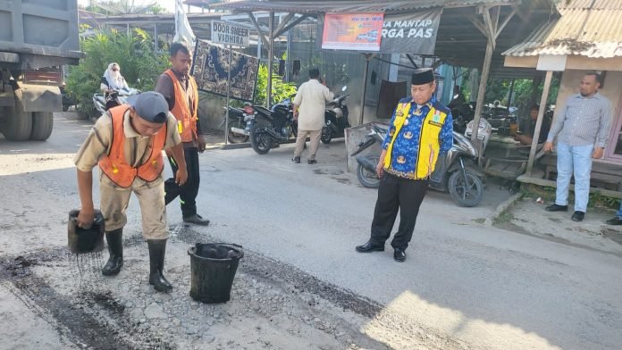 Walikota Tanjung Balai melakukan peninjauan langsung perbaikan pemeliharaan jalan hotmix lapisan base pada konstruksi jalan yang terletak di Jalan Saidi Muli