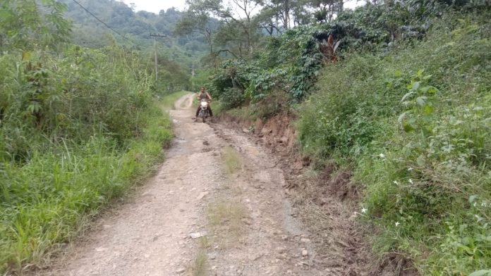 Warga Dambakan Ruas Jalan Desa Tirmi Ara yang Rusak Diperbaiki