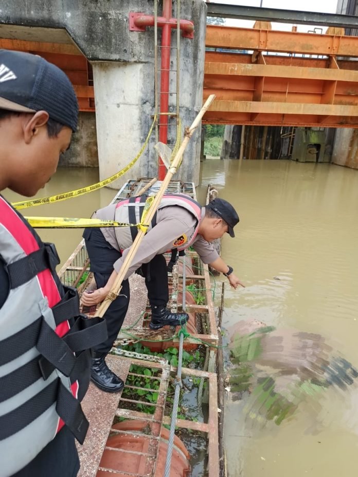 Warga heboh, mayat perempuan tanpa busana ditemukan terapung di sungai plta way besai