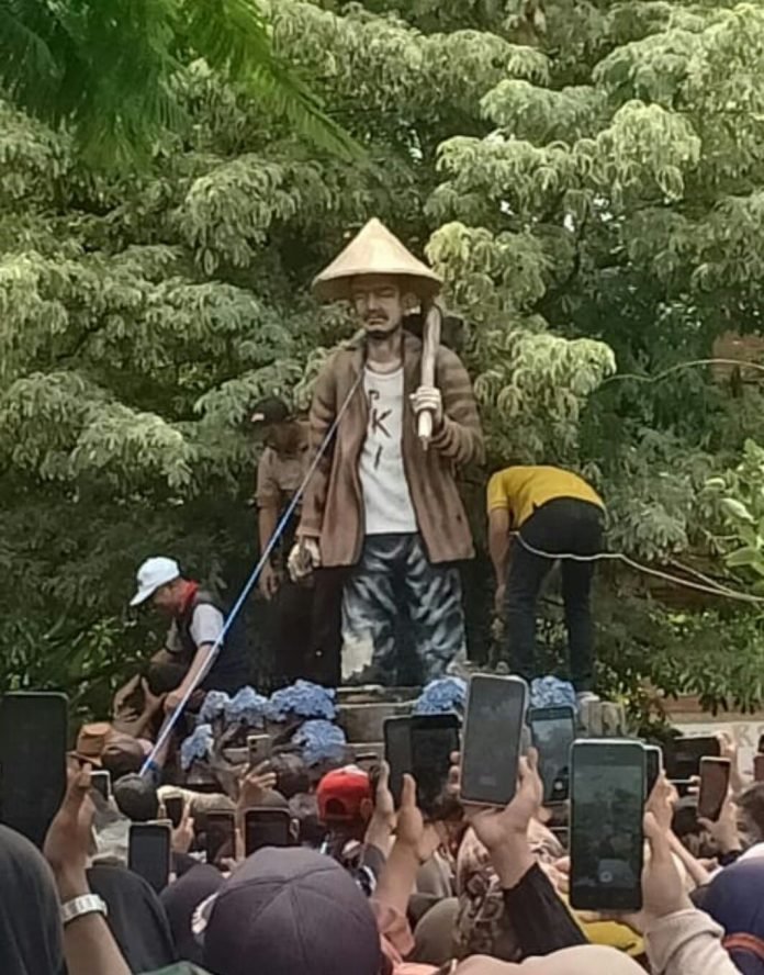 Warga Sekapuk Robohkan Patung Mantan Kades di Wisata Setigi Gresik