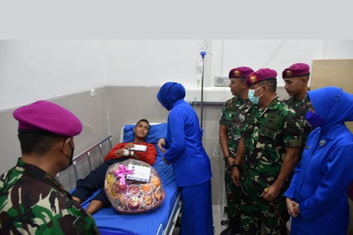 Wujud Kepedulian, Komandan Korps Marinir Kunjungi Prajurit Yonif 5 Marinir Yang Sakit Dirawat
