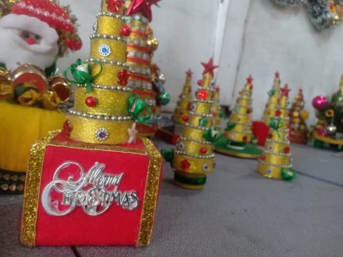 Barang Pabrikan Hancurkan Usaha Pengrajin Pernak-Pernik Natal