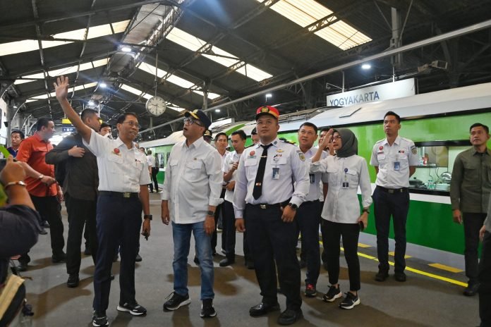 Awal Tahun 2024, Menhub Tinjau Tiga Stasiun Kereta Api Jalur Selatan Jawa