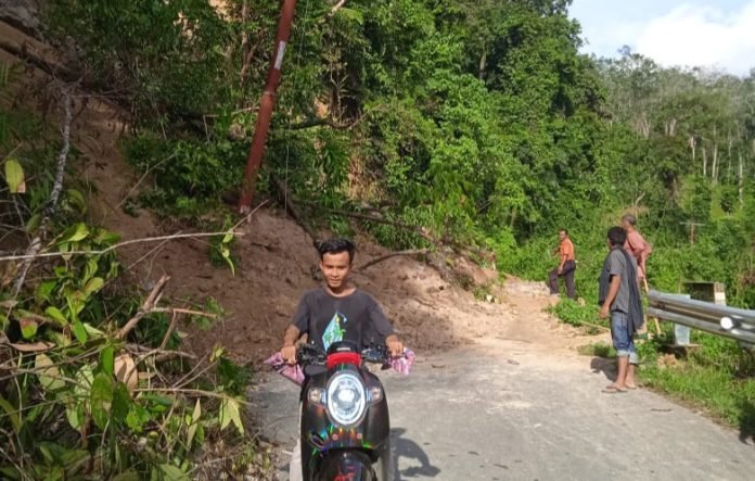 Breaking News, Panyabungan – Gunung Baringin Terputus Karena Longsor