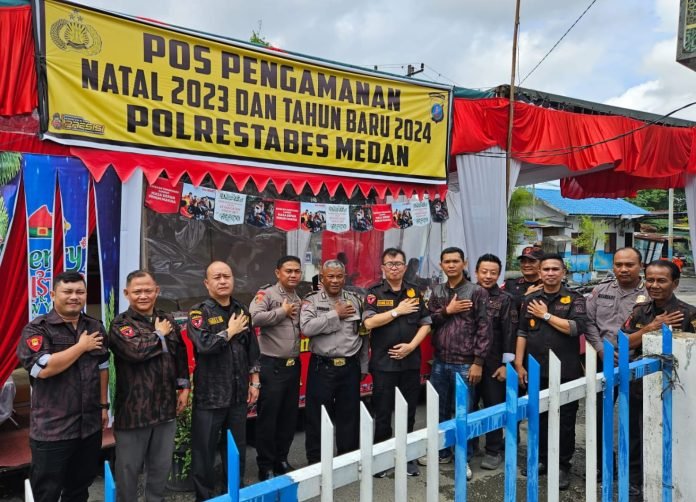Di Penghujung Tahun 2023 KBPP Polri Sumut dan KITA Kunjungi Pospam dan Berbagi Sembako di Mega Mas