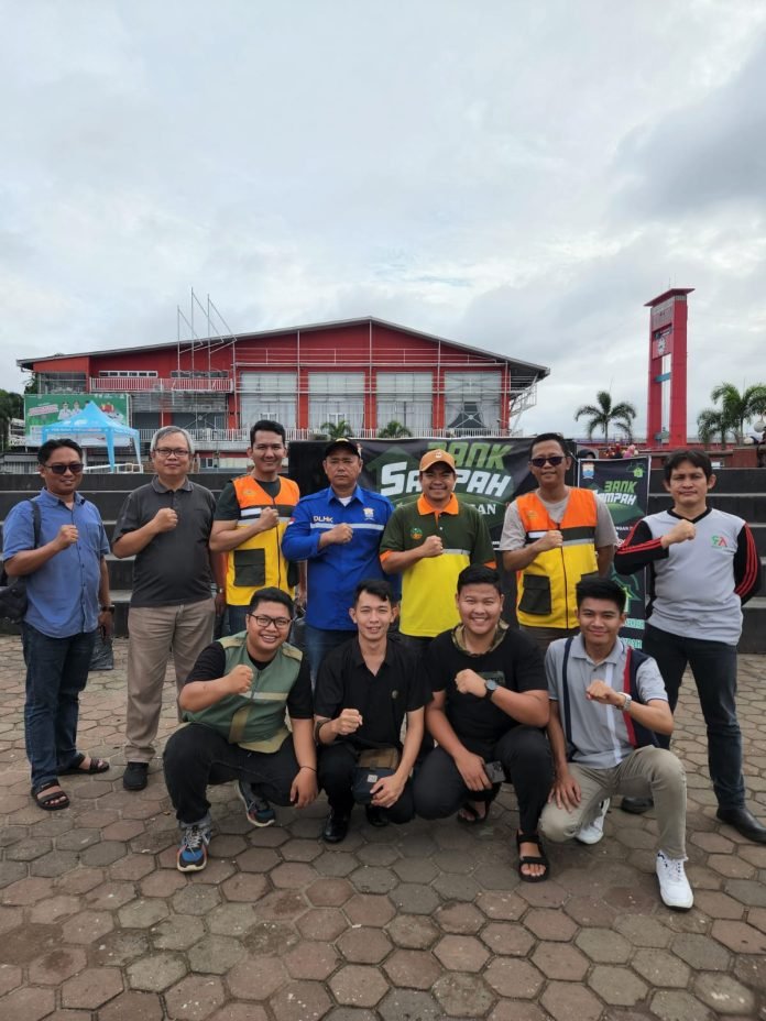 Mengawali Tahun 2024, Pemuda Pemudi Peduli Lingkungan Berkolaborasi dengan DLH Kota Palembang Bersihkan Sampah