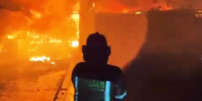 Petugas memadamkan kobaran api menghanguskan 11 rumah di Kecamatan Medan Amplas. (HO/Dinas Damkar Medan)